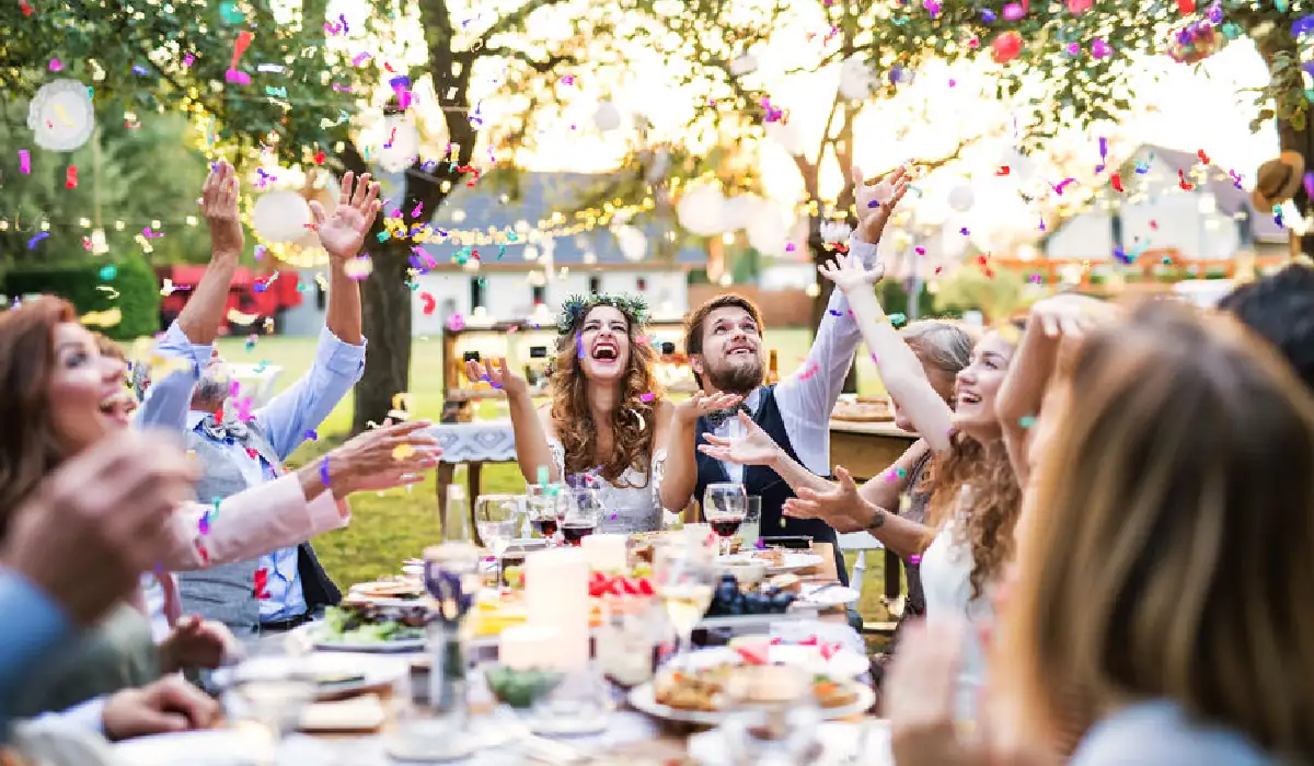 Jeunes mariés lors d'un mariage champêtre